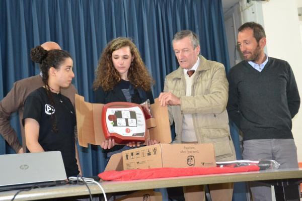 Due defibrillatori nei punti nevralgici di Borgomanero grazie al Cai