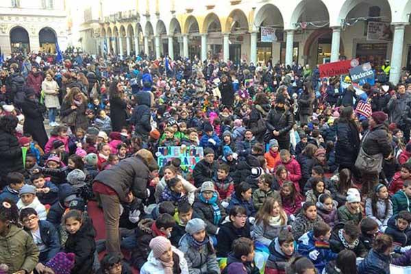 Duemila bimbi in piazza a gridare forte una richiesta di pace