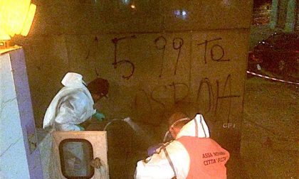 Graffiti sul palazzo delle Poste, iniziati i lavori di pulizia