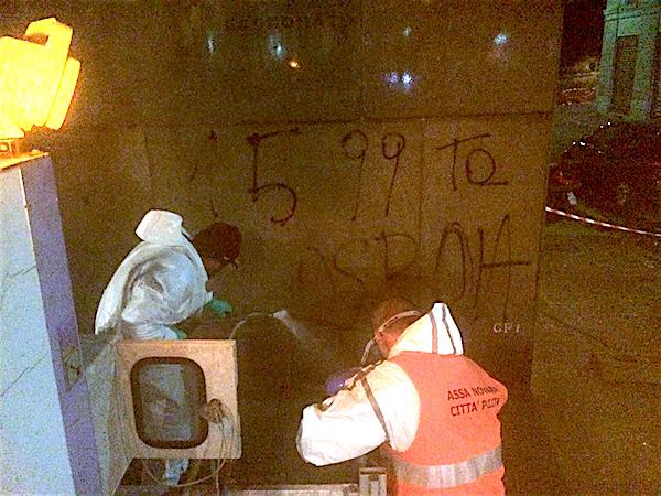 Graffiti sul palazzo delle Poste, iniziati i lavori di pulizia
