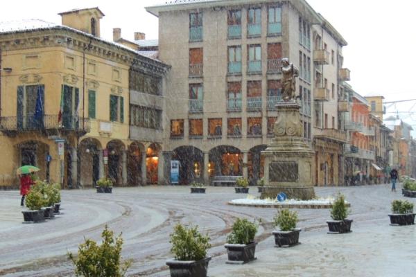 La neve lascia al freddo Borgomanero e dintorni (fotogallery)