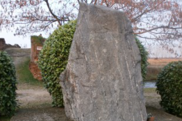 Ladri di “oro rosso” predano le targhe del monumento ai caduti in guerra