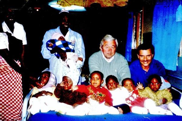 Medico di Borgomanero da anni trascorre le vacanze in Africa per aiutare i bimbi