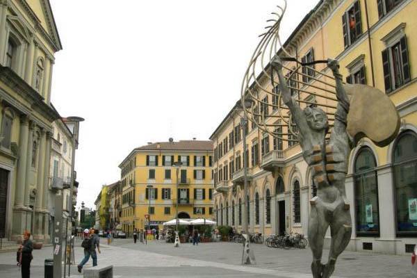 Quattro mesi per l’aggressione in piazza Gramsci