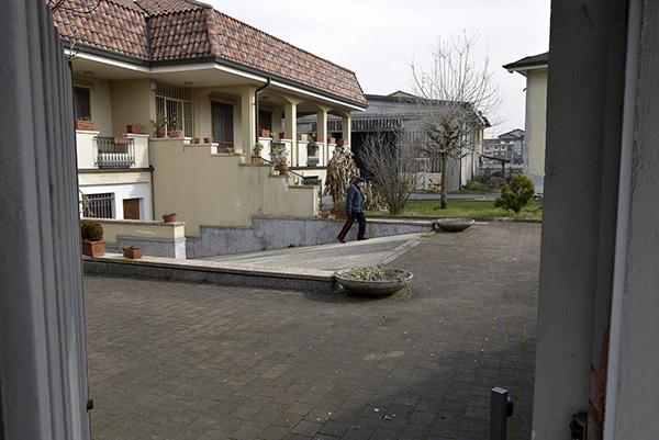 Rapinati di sera in casa da tre banditi