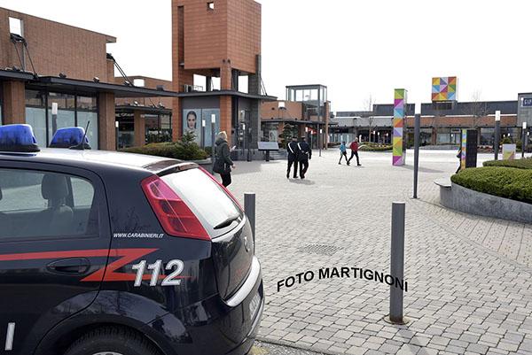 Ruba abbigliamento e profumi all’Outlet: arrestato 38enne