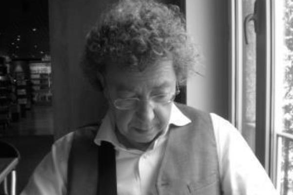 Si accascia a terra mentre passeggia in centro, dramma a Borgomanero