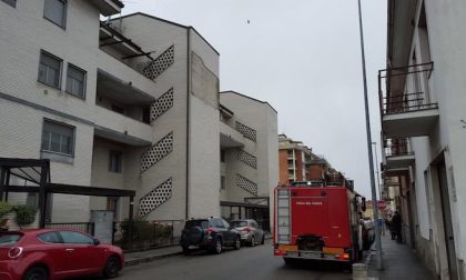 Si staccano pezzi da un condominio