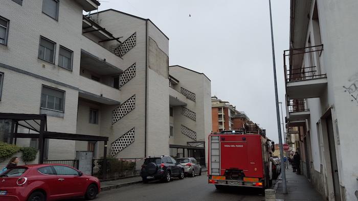 Si staccano pezzi da un condominio