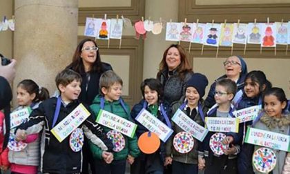Tanti bambini in piazza per dire ‘no’ al razzismo