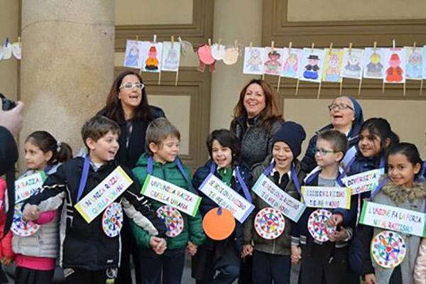 Tanti bambini in piazza per dire ‘no’ al razzismo