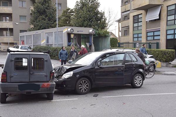 Tre veicoli coinvolti in un incidente in corso XXIII Marzo