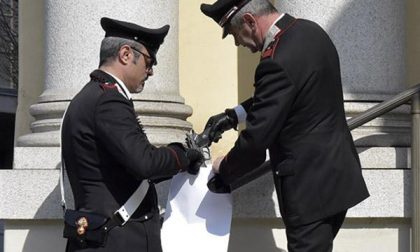 Trovata una pistola tra la parete e una colonna dei portici di via XX Settembre