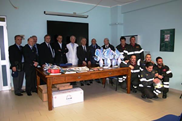 Una delegazione di Vigili del fuoco in visita ai piccoli pazienti della pediatria del Maggiore