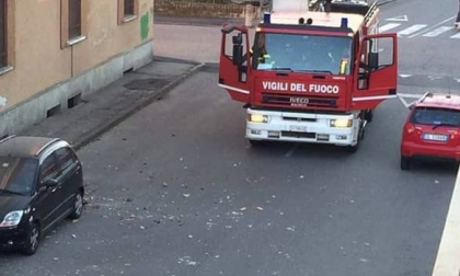 Venti metri di cornicione caduti in strada Pastorini