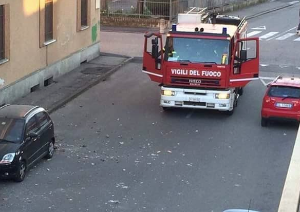 Venti metri di cornicione caduti in strada Pastorini