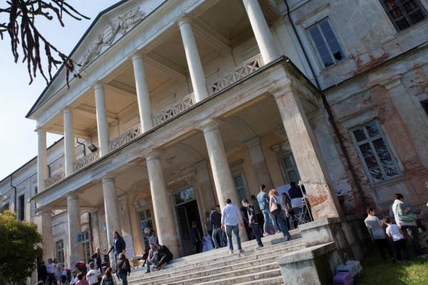 Aperitivo vintage, dj set e balli: non solo sposi a Romagnano Sesia