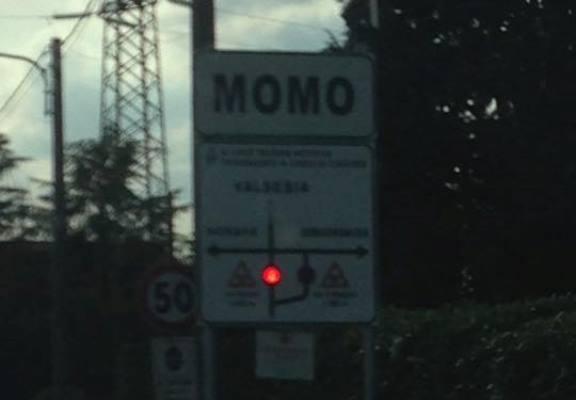 Attivi i pannelli segnalatori ai passaggi a livello di Momo