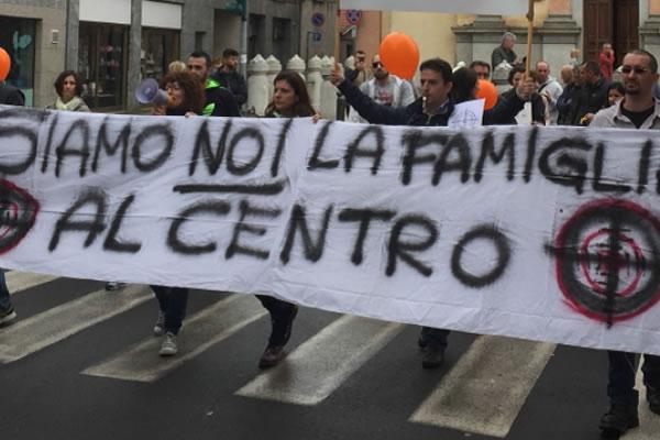 Aumenti rette nido, genitori in piazza a Bellinzago