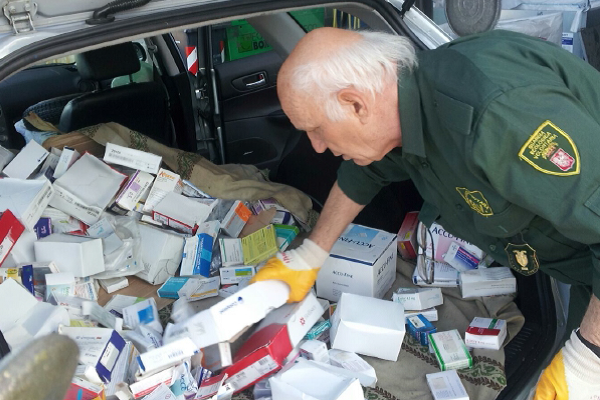 Farmaci abbandonati: erano aiuti per l’Africa