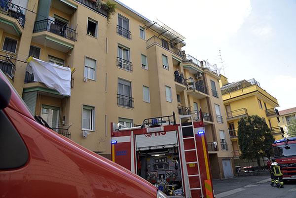 Fiamme da un appartamento in via Boggiani