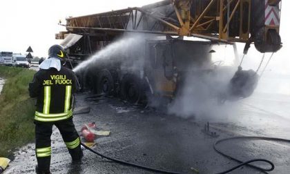 Fiamme da una gru a Orfengo