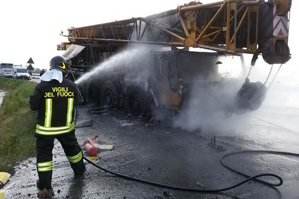 Fiamme da una gru a Orfengo