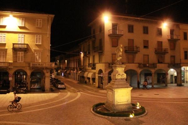 La Madonnina di piazza Martiri blu per due sere