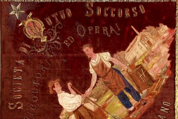 Le bandiere del Mutuo Soccorso recuperate grazie alla Fondazione con sede a Borgomanero