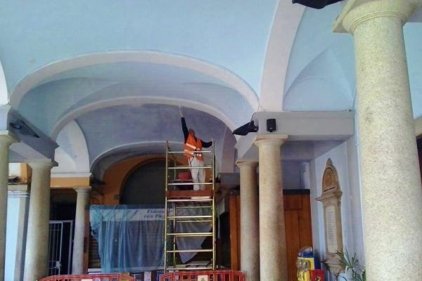 Portici danneggiati, lavori in centro a Borgomanero