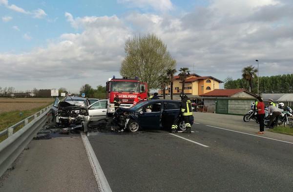 Regionale 11 chiusa per un incidente tra due auto