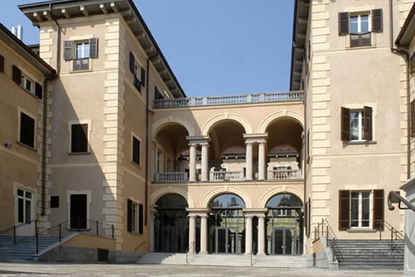 Ruba merce e un portafoglio a una cliente: in manette