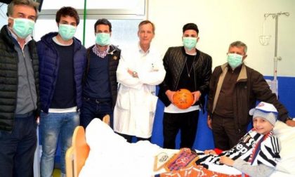 Sorride solo per il calcio, il primario di pediatria chiama una squadra in corsia