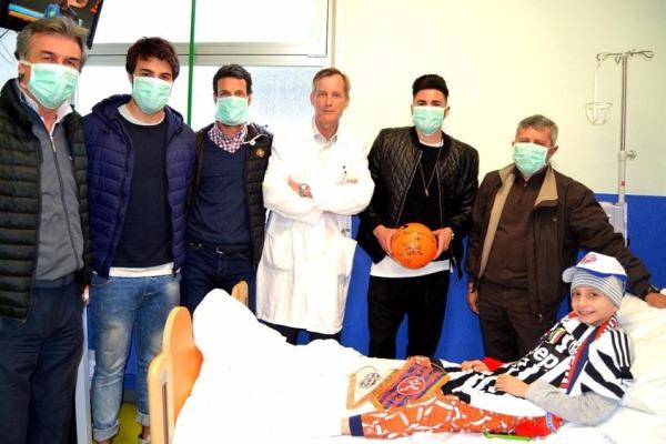 Sorride solo per il calcio, il primario di pediatria chiama una squadra in corsia