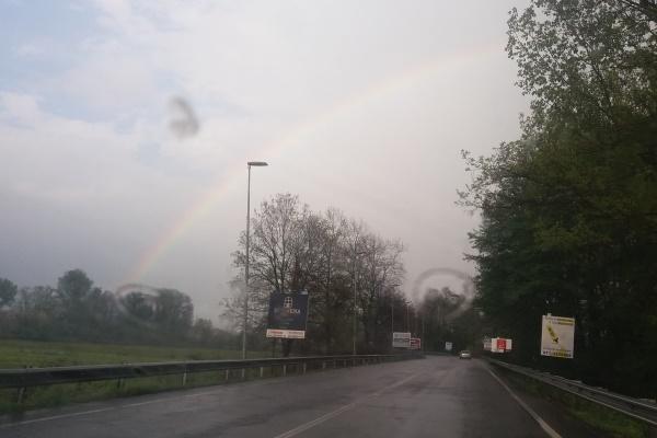 Tempo variabile (con arcobaleno) a Borgomanero e i riscaldamenti restano accesi