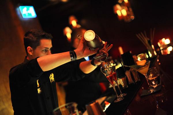 Ubriaca, infastidisce i clienti di un bar e picchia i poliziotti intervenuti