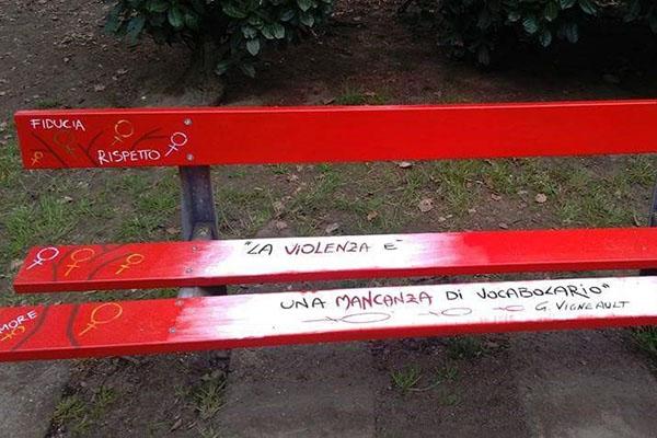 Uno spazio per ricordare le donne vittime di violenza: targa e panchine rosse
