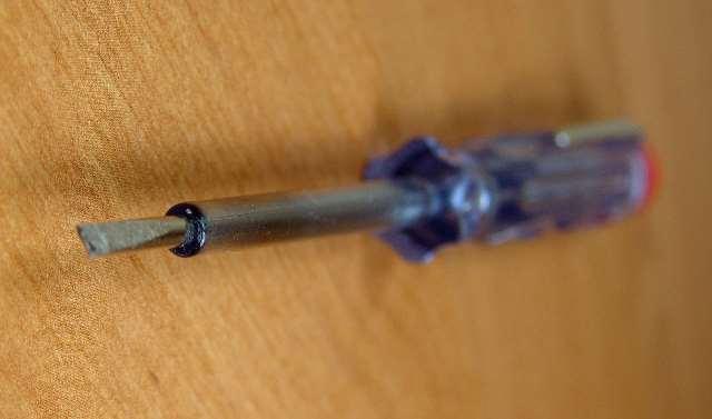 Urlava di notte in mezzo alla strada: denunciato