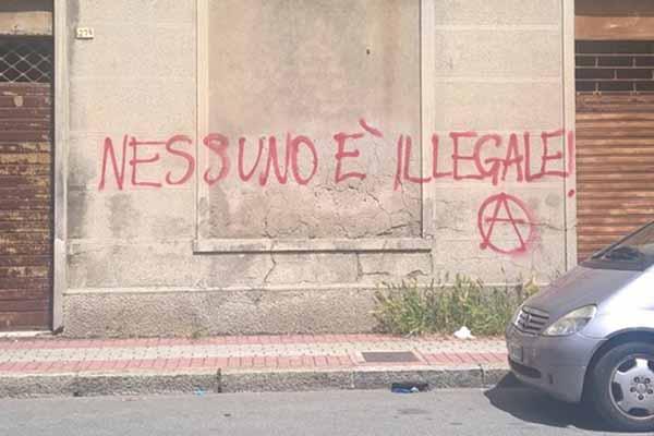 Appaiono scritte sui muri di S. Agabio con a tema il corteo di Forza Nuova