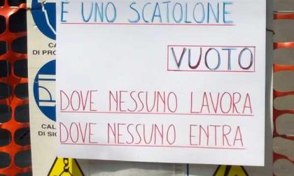 Cartello appare sulla recinzione del Pisu: “Allora è vero! E’ uno scatolone vuoto”