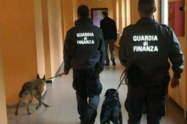 Controlli antidroga della GdF nelle scuole