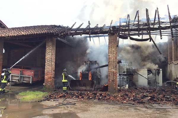 Fiamme in una cascina di Olengo