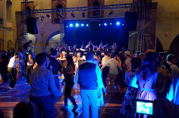 In tantissimi al Moon Deena