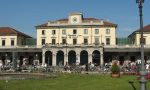 Davanti alla stazione di Novara 6 fiori giganti, il Pd: "La zona necessita ben altro"