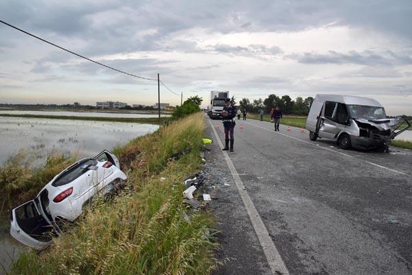 Incidente tra auto e furgone a Cerano: grave un 21enne