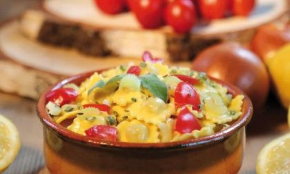 Insalata di pasta fatta coi ravioli, l’idea estiva che arriva da Fontaneto