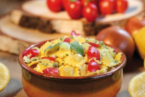 Insalata di pasta fatta coi ravioli, l’idea estiva che arriva da Fontaneto