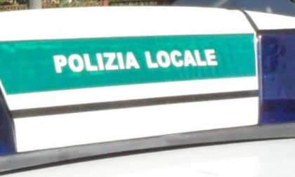L’auto dei Vigili di Cavallirio non ce la fa più: un privato dona 8.000 euro al Comune
