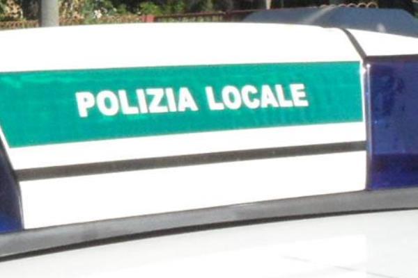 L’auto dei Vigili di Cavallirio non ce la fa più: un privato dona 8.000 euro al Comune