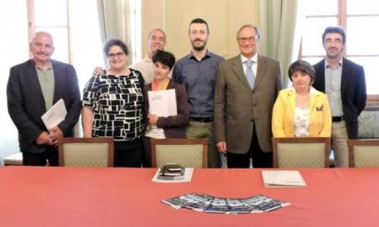 Piazza Martiri torna a colorarsi di blu con la cena di comunità